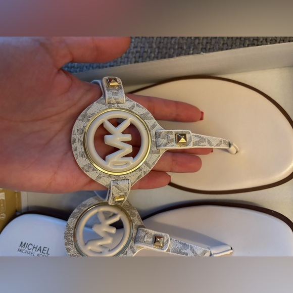 Michael Kors Flat Logo Sandals Vanilla Leather Trim 9M - Picture 12 of 13